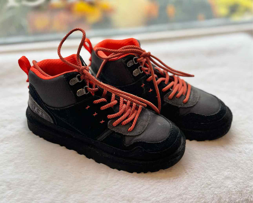 Ugg Size 5.5 Black Pre-Owned Boots- Ladies