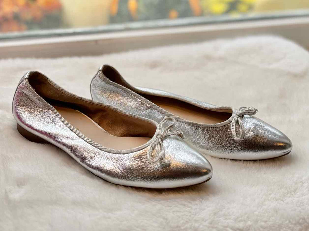 Paul Green Size 7.5 Silver Flats Pre-Owned Shoes- Ladies