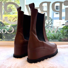 Load image into Gallery viewer, Size 40 Brown Pre-Owned Boots- Ladies
