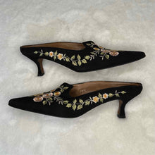 Load image into Gallery viewer, Donald Pliner Size 7.5 Black Heels Pre-Owned Shoes- Ladies
