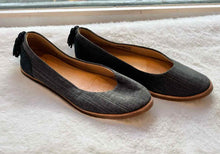Load image into Gallery viewer, Ugg Size 6 Grey Flats Pre-Owned Shoes- Ladies
