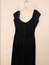 Load image into Gallery viewer, Laura Ashley Size 6 Black Pre-Owned Dress- Ladies
