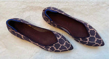 Load image into Gallery viewer, Rothy&#39;s Size 10 Purple Print Flats Pre-Owned Shoes- Ladies
