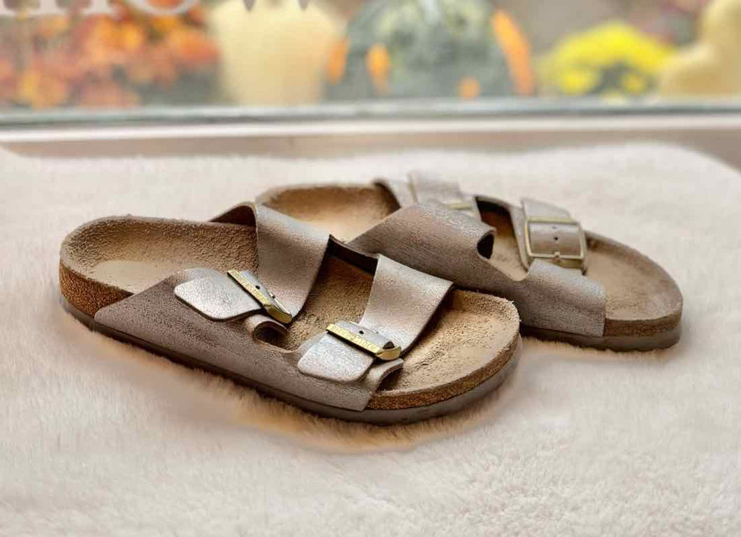 Birkenstock Size 39 Silver Sandal Pre-Owned Shoes- Ladies