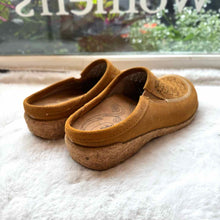 Load image into Gallery viewer, Taos Size 38 Tan Clog Pre-Owned Shoes- Ladies
