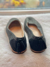 Load image into Gallery viewer, Ugg Size 6 Grey Flats Pre-Owned Shoes- Ladies

