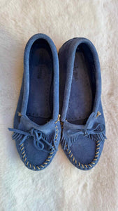 Minnetonka Size 9 Blue Flats Pre-Owned Shoes- Ladies
