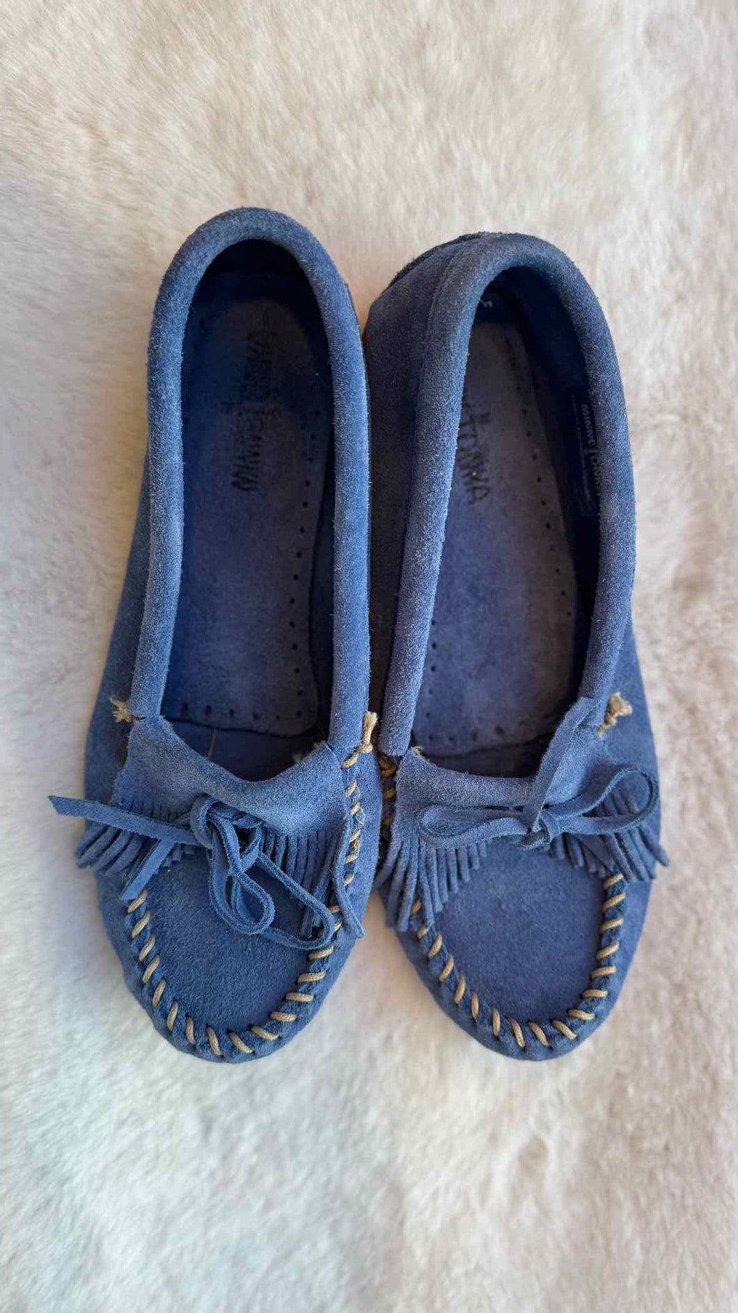 Minnetonka Size 9 Blue Flats Pre-Owned Shoes- Ladies