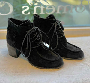 Stuart Weitzman Size 7.5 Black Heels Pre-Owned Shoes- Ladies