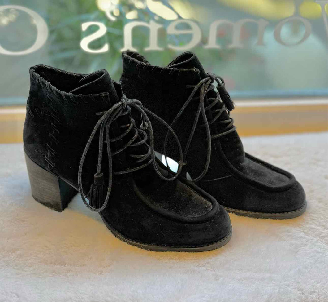 Stuart Weitzman Size 7.5 Black Heels Pre-Owned Shoes- Ladies