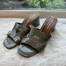 Load image into Gallery viewer, Kurt Geiger Size 40 Grey Sandal Pre-Owned Shoes- Ladies
