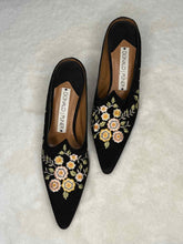 Load image into Gallery viewer, Donald Pliner Size 7.5 Black Heels Pre-Owned Shoes- Ladies
