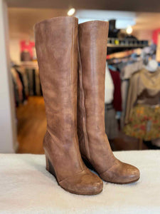 Ugg Size 8 Tan Pre-Owned Boots- Ladies
