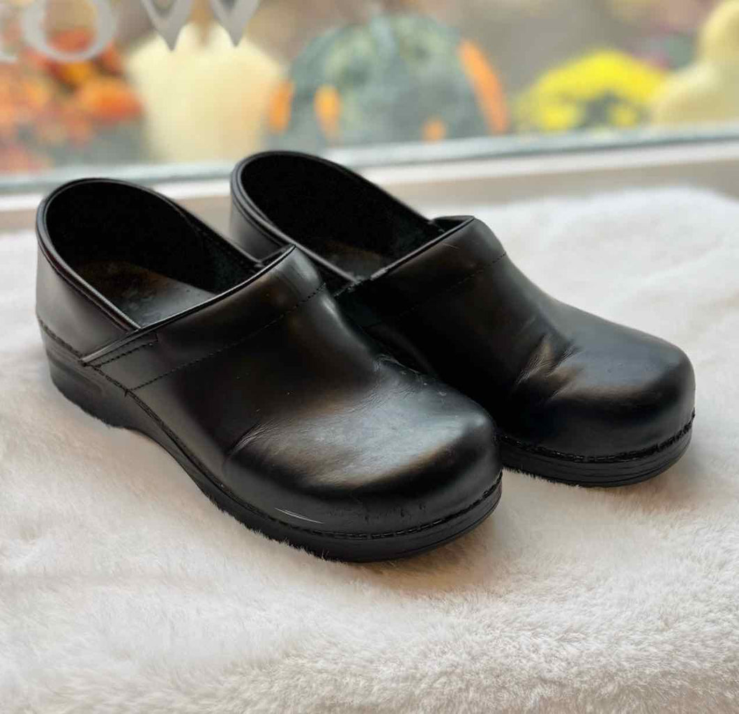 Dansko Size 40 Black Clog Pre-Owned Shoes- Ladies