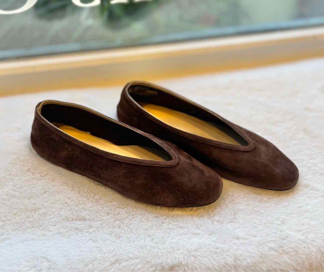 Size 37 Brown Flats Pre-Owned Shoes- Ladies