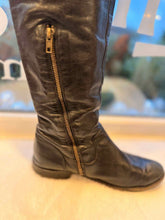 Load image into Gallery viewer, Frye Size 8.5 Black Pre-Owned Boots- Ladies
