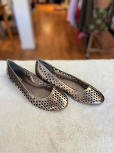 Calvin Klein Size 8 Gold Flats Pre-Owned Shoes- Ladies