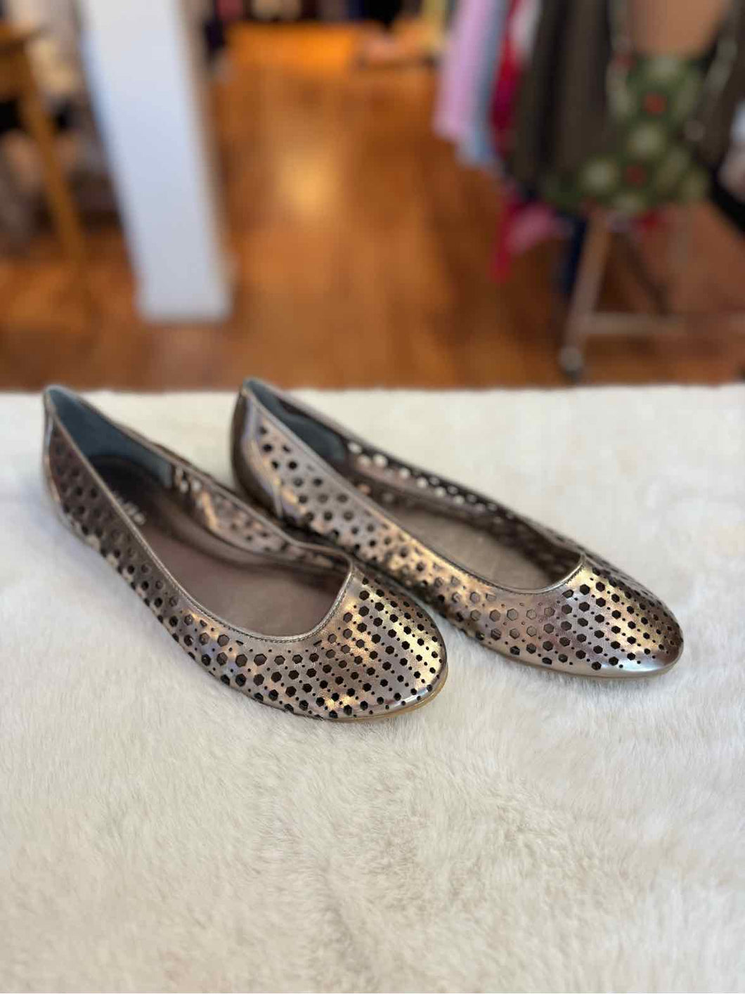 Calvin Klein Size 8 Gold Flats Pre-Owned Shoes- Ladies