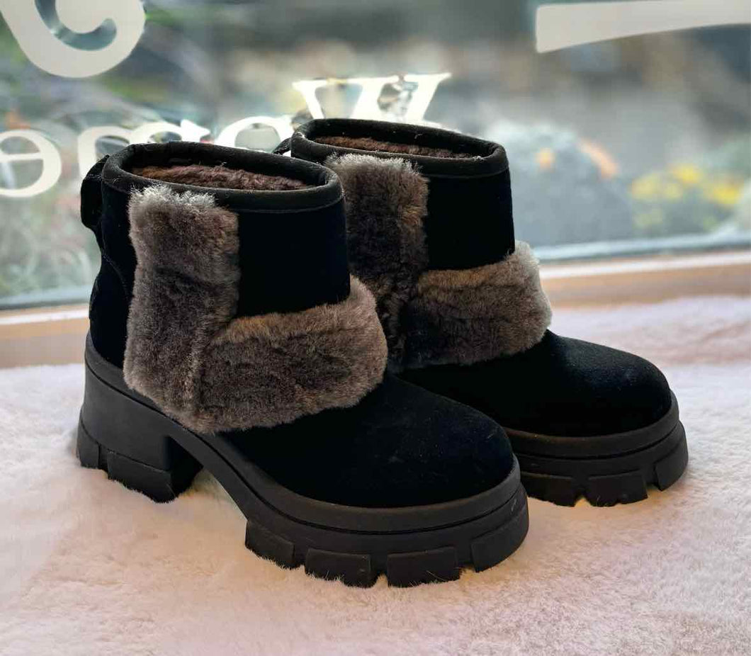 Ugg Size 7 Black Pre-Owned Boots- Ladies