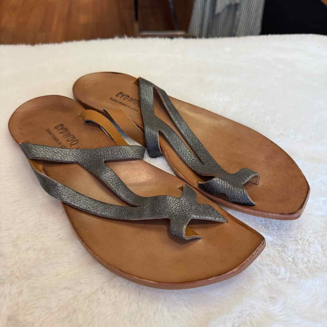 Cydwoq Size 42 Pewter Footwear- NWOB Shoes- Ladies
