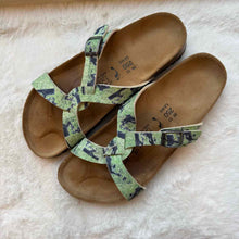 Load image into Gallery viewer, Birkis by Birkenstock Size 39 Green Print Sandal Pre-Owned Shoes- Ladies
