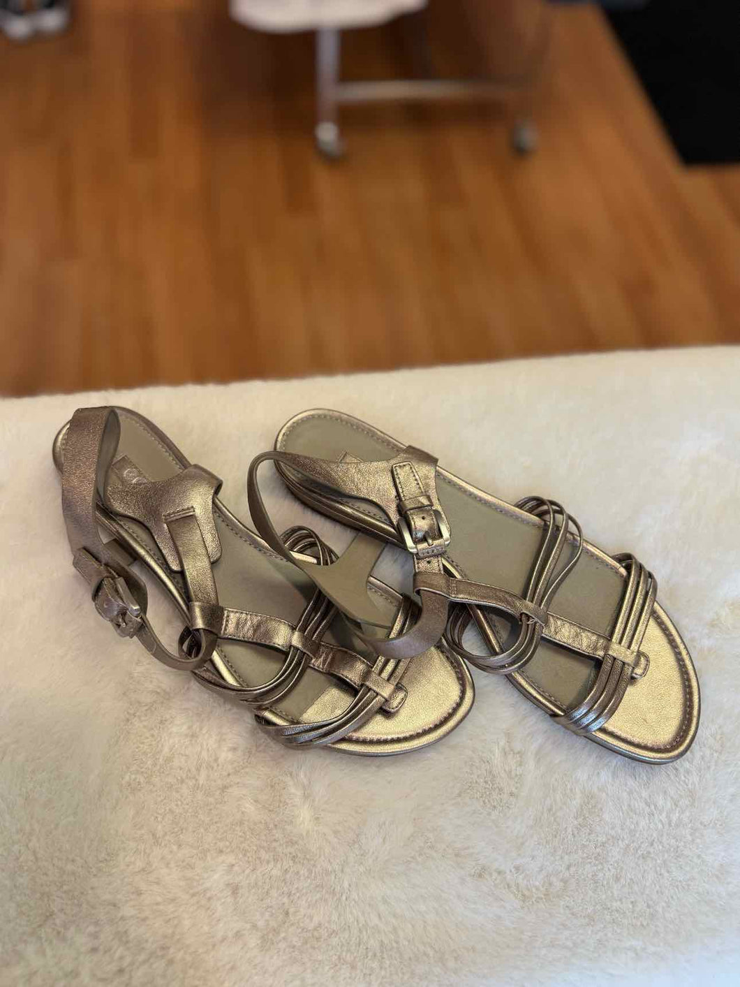 Ecco Size 9 Bronze Sandal Pre-Owned Shoes- Ladies