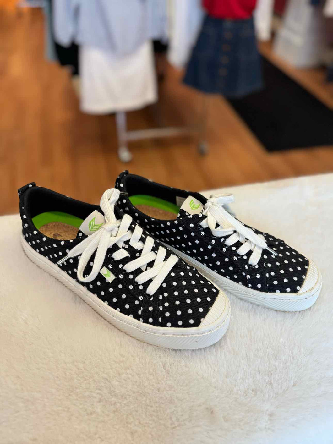 Cariuma Size 9 Black Print Sneaker Pre-Owned Shoes- Ladies