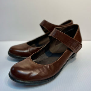 Dansko Size 40 Chocolate Shoes- Ladies