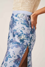 Load image into Gallery viewer, Free People Size X- Small Blue Floral Skirt- Ladies
