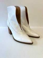 Load image into Gallery viewer, Jaggar Size 39 White Boots- Ladies
