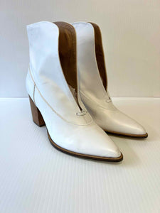 Jaggar Size 39 White Boots- Ladies