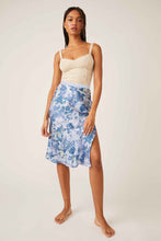 Load image into Gallery viewer, Free People Size X- Small Blue Floral Skirt- Ladies
